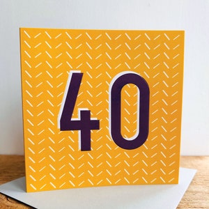 Peut inclure: Une carte jaune avec un motif en losanges blancs et le nombre 40 en violet. Le nombre 40 est souligné en blanc.