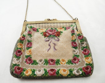 Antike edwardianische Abendtasche mit Mikroperlen, Blumenmuster auf der Vorder- und Rückseite, Rahmen aus massivem Messing, beschädigte Perlen, Frankreich oder Deutschland, 1910er Jahre