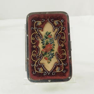 Porte-cartes de visite ancien pour dames de l'époque Victorienne, velours rouge, petit point, perles en acier, doublure en soie rouge, cadre en acier, Allemagne ou France des années 1870