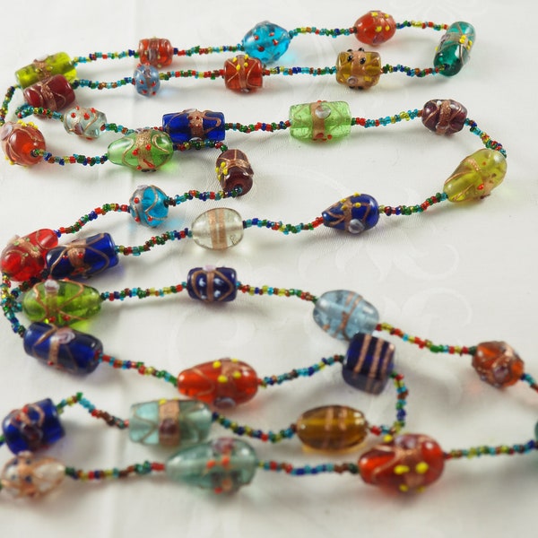 Collier long vintage de perles de verre de Murano, divers styles de perles, 36 perles, minuscules perles de verre entre, Murano Venise Italie 1920s-50s
