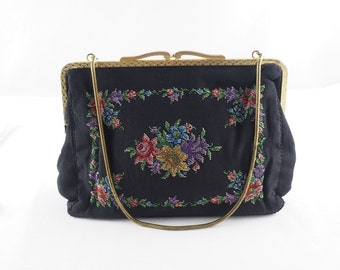Vintage Petit Point bestickte Abendtasche, Vorderseite mit Rosen und Sommerblumen gearbeitet, schwarzes Faille-Futter, Messingbeschläge, Deutschland 1930er Jahre