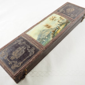 Caja de cubiertos victoriana, de madera con papel y escena del Rin impresa y coloreada, forrada de terciopelo rojo para juego de trinchar, Alemania, 1860-80