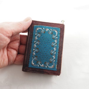 Antiek 19e-eeuws notitieboekje of carnet de bal met leer en microkralen, kralen voor- en achterkant, blauwe zijden voering, potlood, Duitsland 1840-1860