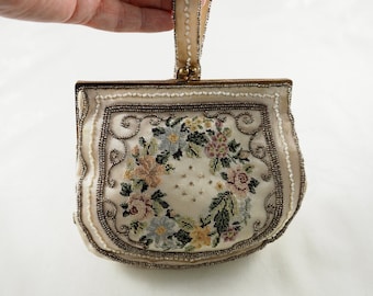 Vintage Art Deco Petit Point und Perlen Armband Abendtasche, Weißer Satin, Creme Futter, Label Ausland, Kleine Größe, Deutschland oder Frankreich 1920er Jahre