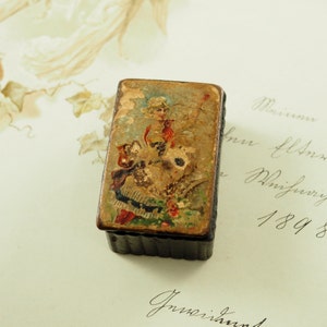 Caja de rapé antigua de papel maché de la Belle Epoque, tapa cromolitografiada, vendedora de flores, tapa desgastada, laterales y base acanalados, pequeña, Francia, década de 1890