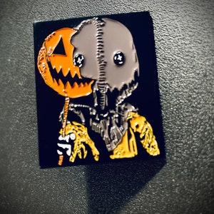 spooky Sam Pin back , horror movie button badge pin , pumpkin pin , halloween pin back , spooky season pin , goth pin , pumpkin button badge