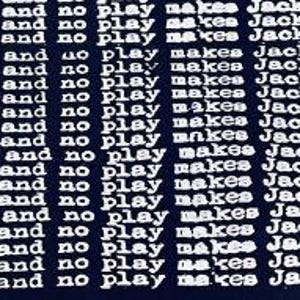Op de afbeelding: Donkerblauwe achtergrond met de herhaalde zin "All work and no play makes Jack a dull boy" in witte, typemachine-achtige letters. De tekst is verticaal uitgelijnd, waardoor een patroon ontstaat.
