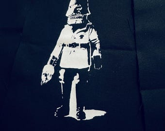 Torcia, burattinaio, film horror, grande toppa da cucire, toppa horror punk, toppa nera, inchiostro bianco, burattinaio dell'orrore