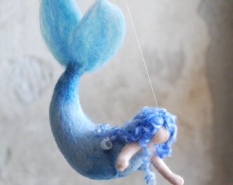 Sirena Azzurra, in lana fiaba, ispirazione Waldorf, decorazione casa