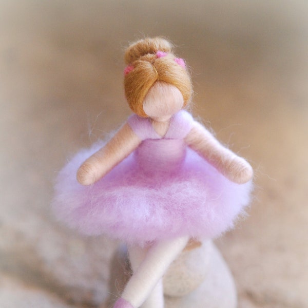 Sofì, Ballerina, in Märchenwolle, Waldorfinspiration