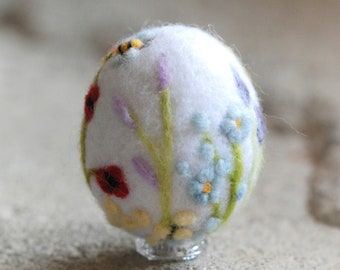 Easter egg, floral decoration with bee, in Waldorf inspired fairy tale wool, Easter decoration, home decoration
