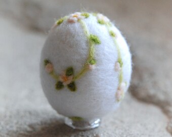 Easter egg, floral decoration, in Waldorf-inspired fairy tale wool, Easter decoration, home decoration