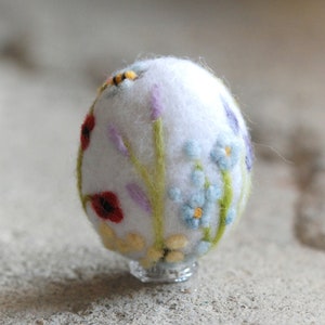 Easter egg, floral decoration with bee, in Waldorf inspired fairy tale wool, Easter decoration, home decoration