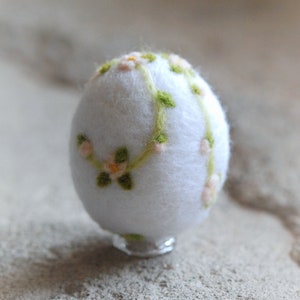 Easter egg, floral decoration, in Waldorf-inspired fairy tale wool, Easter decoration, home decoration