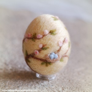 Yellow Easter egg, floral decoration with nest, in Waldorf inspired fairy tale wool, Easter decoration, home decoration