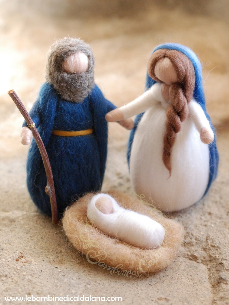 Nativity, straw cradle, Waldorf-inspired fairy tale wool crib, Christmas decoration, soft sculpture, collectible doll image 2