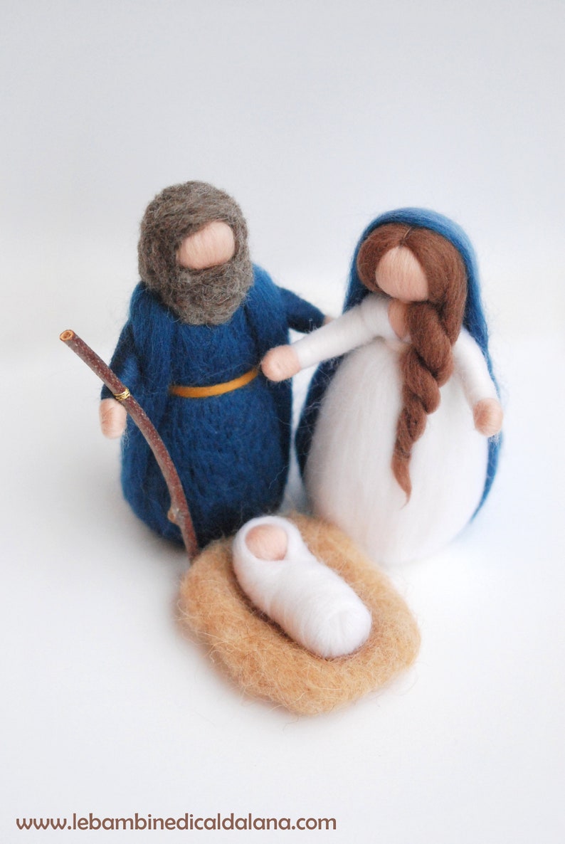 Nativity, straw cradle, Waldorf-inspired fairy tale wool crib, Christmas decoration, soft sculpture, collectible doll image 5
