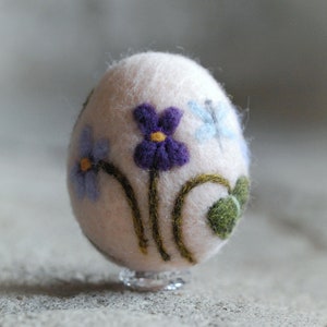 Pink Easter egg, violet and dragonfly floral decoration, fairy tale wool, Waldorf inspiration, Easter decoration, home decoration