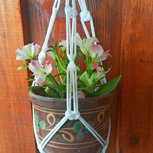 Macrame mini percha de la planta 18 pulgadas 3mm plantador colgante blanco Macrame soporte de la planta pared colgante Macrame patrón interior o exterior