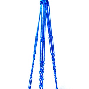 Könnte beinhalten: Ein blauer Makramee-Pflanzenhänger mit gewebtem Design. Der Hänger besteht aus dickem Baumwollschnur und hat eine geknüpfte Oberseite zum Aufhängen.