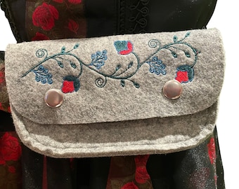 Gürteltasche aus Filz mit gestickter Knospengirlande, Trachtentasche, Dirndltasche