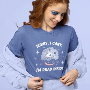 Opossum Unisex Tshirt Z Zabawnym Zdaniem - Przepraszam, Nie Mogę. Jestem Martwy W Środku - Modny T-shirt Graficzny, Ironiczny T-shirt, Miłośnik Oposów