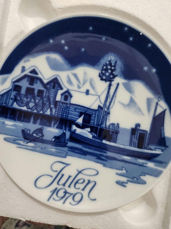 1979 Porsgrund Christmas Plate, Designed by Gunner Bratlie. With