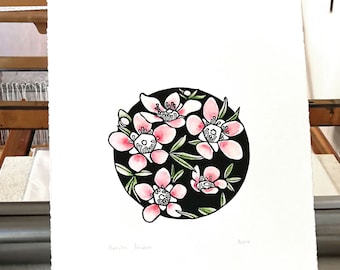 fleurs de manuka - un original imprimé linocut couleur d’eau de main - avec des fleurs de manuka de nz