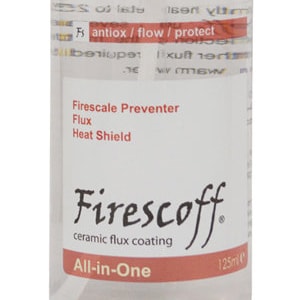 Könnte beinhalten: Eine transparente Kunststoff-Sprühflasche mit schwarzer Düse und Kappe. Die Flasche hat ein weißes Etikett mit dem Text "Firescale Preventer Flux Heat Shield" und "Firescoff ceramic flux coating All-in-One". Die Flasche enthält 125 ml Flüssigkeit.