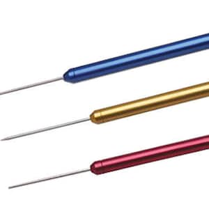 Può includere: Tre strumenti metallici con punte appuntite e manici arrotondati. Gli strumenti sono blu, dorati e rossi.
