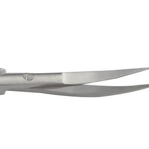 Puede incluir: Un par de tijeras quirúrgicas plateadas con un mango curvo y un mecanismo de resorte.