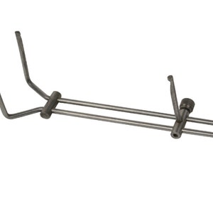 Op de afbeelding: Een metalen haardhoutgrijper met een houten handvat. De grijper heeft aan het ene uiteinde twee tanden en aan het andere uiteinde een houten handvat.