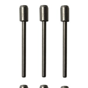 Puede incluir: Seis brocas de metal plateado con punta redonda. Las brocas miden aproximadamente 5 cm de largo.