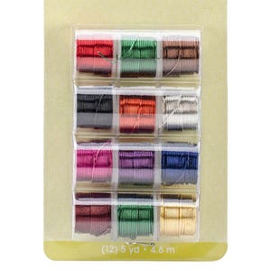 Op de afbeelding: Een verpakking met 12 spoelen 22 gauge Artistic Wire, permanent gekleurd draad. Elke spoel is 5 yards (4,6 meter) lang. De kleuren zijn rood, groen, bruin, zwart, oranje, zilver, roze, paars, blauw, bordeauxrood, groen en goud.
