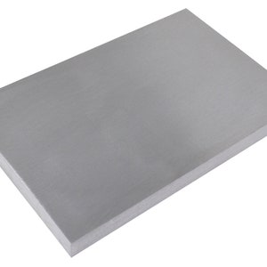 Könnte beinhalten: Ein glattes, rechteckiges Stück Aluminium in Grau. Das Aluminium ist flach und hat eine leicht strukturierte Oberfläche.