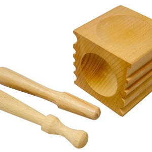 Puede incluir: Una herramienta de formación de madera con una depresión redondeada y una superficie texturizada. Se incluyen dos mazos de madera.