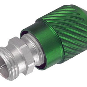Puede incluir: Un conector metálico verde con un extremo roscado plateado. El conector tiene un diseño acanalado y se utiliza para conectar componentes eléctricos.