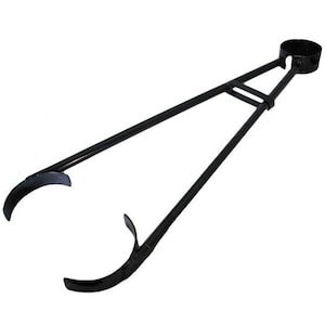 Puede incluir: Pinzas de metal negro con un mango largo y dos extremos curvos. Las pinzas están diseñadas para recoger y sujetar objetos.