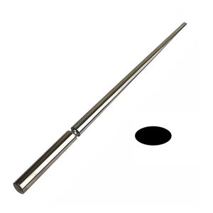 Op de afbeelding: Een zilverkleurige ringdoorn, een gereedschap met een taps toelopende, cilindrische vorm die wordt gebruikt voor het opmeten van ringen. De doorn is gemaakt van metaal en heeft een glad, gepolijst oppervlak. Een zwarte ovale vorm staat naast de doorn.