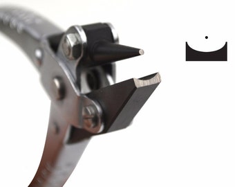 Puede incluir: Primer plano de una herramienta de fabricación de joyas de metal plateado con mango negro. La herramienta tiene dos mordazas, una con una punta puntiaguda y la otra con un borde curvo. La herramienta está diseñada para crear una forma específica en alambre o metal.