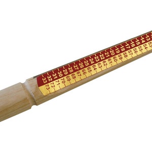 Peut inclure: Un outil de mesure de bagues en bois avec une poignée et une section de mesure conique. La section de mesure comporte des chiffres de 1 à 73, avec des marquages rouges et dorés. L'outil est conçu pour mesurer les tailles de bagues.