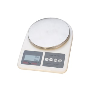Puede incluir: Balanza de cocina digital blanca con una plataforma de pesaje de acero inoxidable. La balanza tiene una pantalla digital y botones para tara, modo, encendido y apagado. La balanza tiene una capacidad de 1000 gramos y una precisión de 0,1 gramo. El número de modelo es DWP-1001.