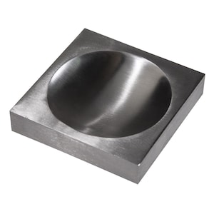 Könnte beinhalten: Eine quadratische Metallform mit einem abgerundeten, konkaven Innenraum. Die Form ist aus gebürstetem Metall und hat eine glatte, polierte Oberfläche.