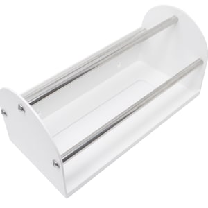 Könnte beinhalten: Weißer, wandmontierter Ablagekorb mit zwei verchromten Stangen zum Aufbewahren von Geschenkpapierrollen oder anderen Gegenständen.