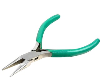 Op de afbeelding: Punttang met een zilverkleurige metalen behuizing en felgroene handgrepen. De tang heeft lange, taps toelopende bekken voor precisiewerk. De handgrepen zijn gebogen voor een comfortabele grip. Ideaal voor het maken van sieraden en knutselen.