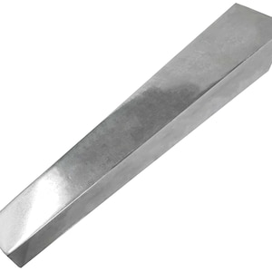 Puede incluir: Una cuña de metal plateado con una base rectangular y una parte superior inclinada. La cuña tiene una superficie lisa y reflectante y un diseño industrial limpio. El objeto está aislado sobre un fondo blanco.