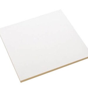 Könnte beinhalten: Eine quadratische, weiße, strukturierte Leinwand mit einem hellbraunen Rand. Die Leinwand ist abgewinkelt und zeigt die Textur der Oberfläche. Die Leinwand ist wahrscheinlich für Malerei oder andere Kunstprojekte.