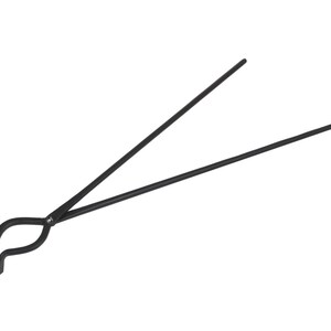 Op de afbeelding: Zwarte metalen tang met een gebogen handvat. De tang wordt gebruikt voor het hanteren van hete voorwerpen.