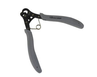 Può includere: Pinza per anelli di filo nera e grigia con manici grigi. La pinza ha un manico a molla e un'etichetta con la scritta "1,5 mm LOOP".