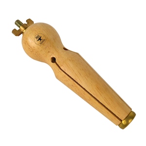 Puede incluir: Un mandril de anillo de madera con un tornillo de latón y una tapa de extremo de latón. El mandril está hecho por PMC Silversmiths.